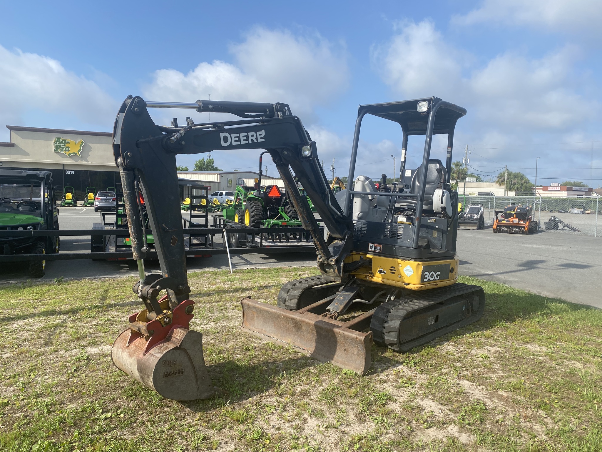 2017 John Deere 30G Image 2