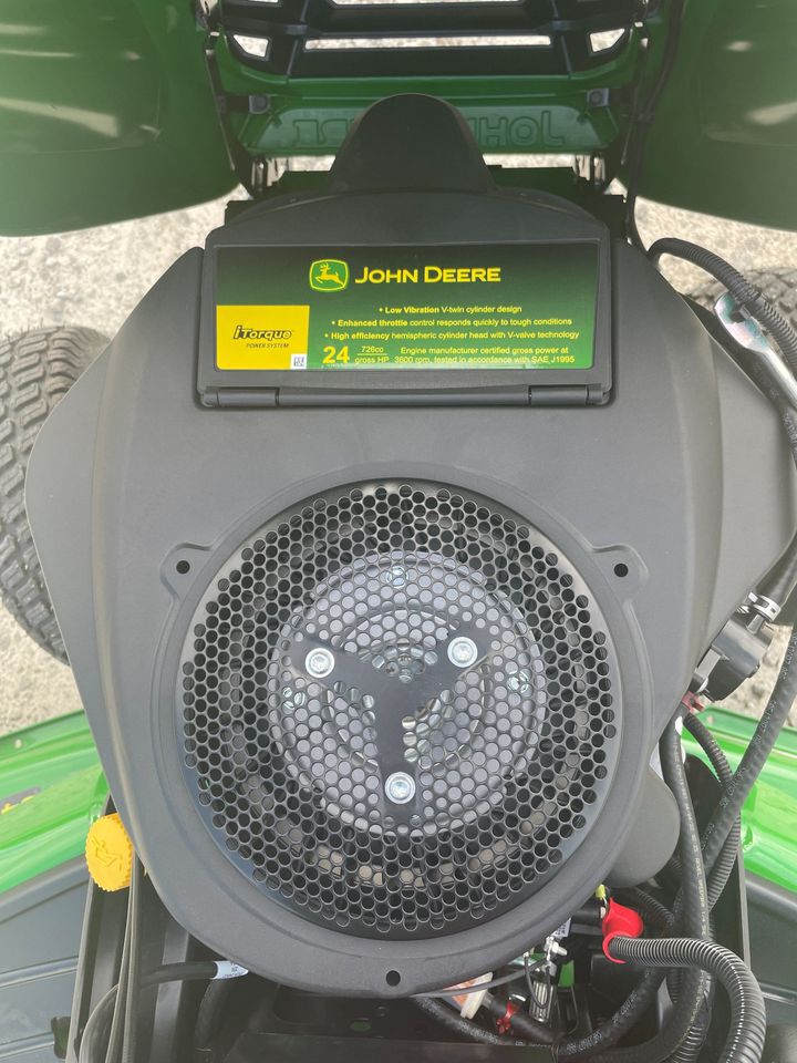 2025 John Deere X580 Image 6