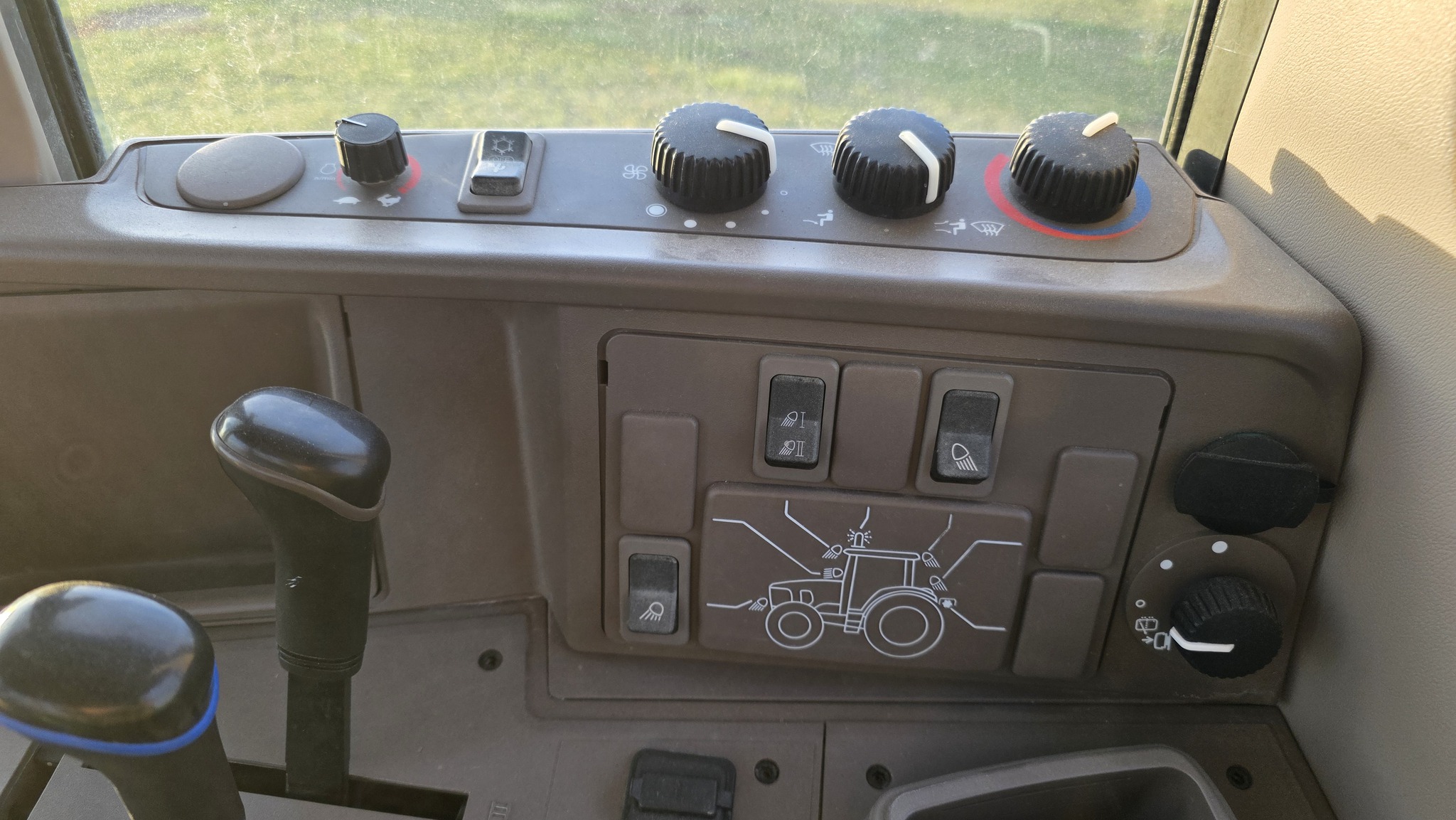 2014 John Deere 6140M Image 22