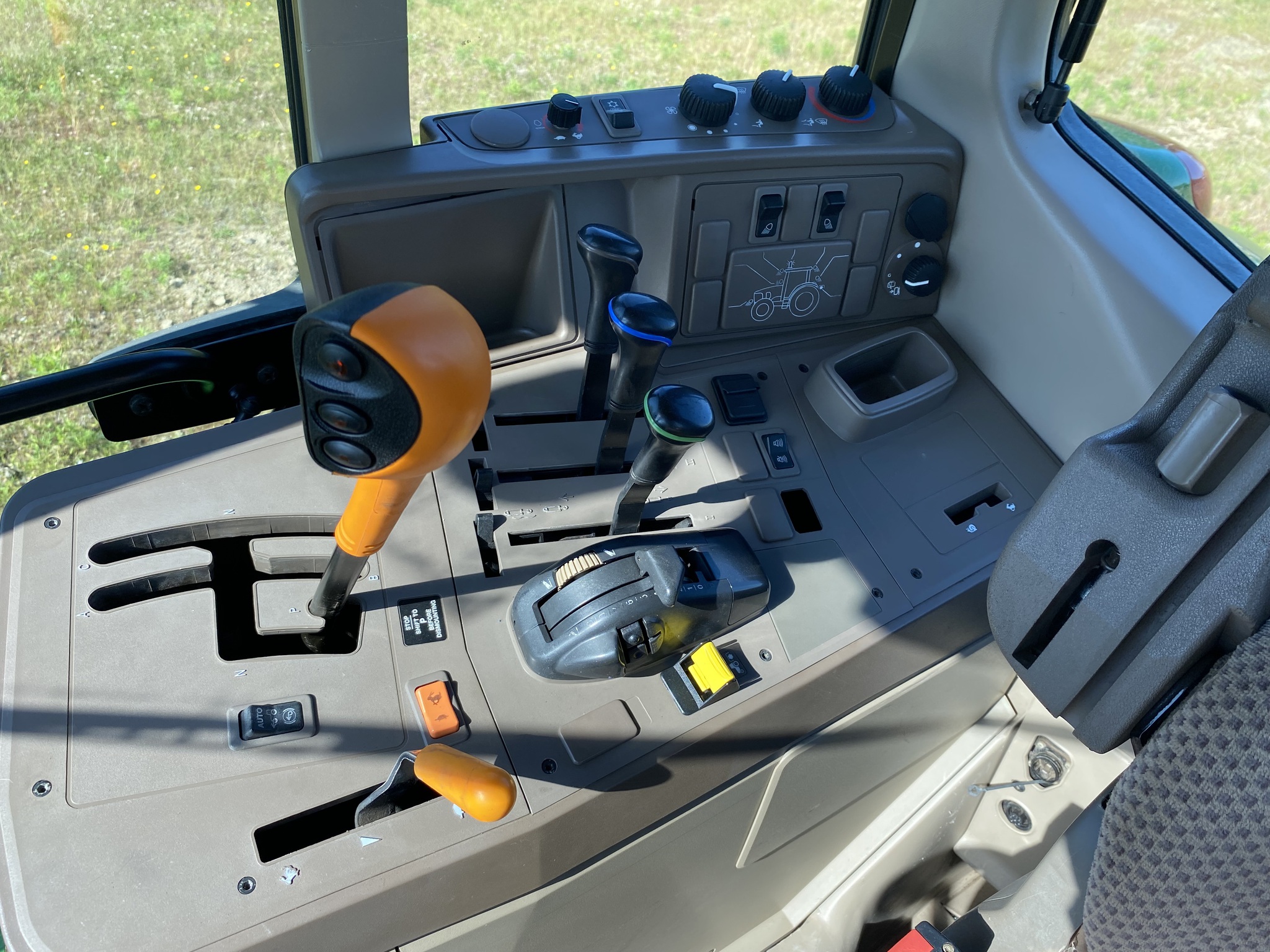 2015 John Deere 6115M Image 13