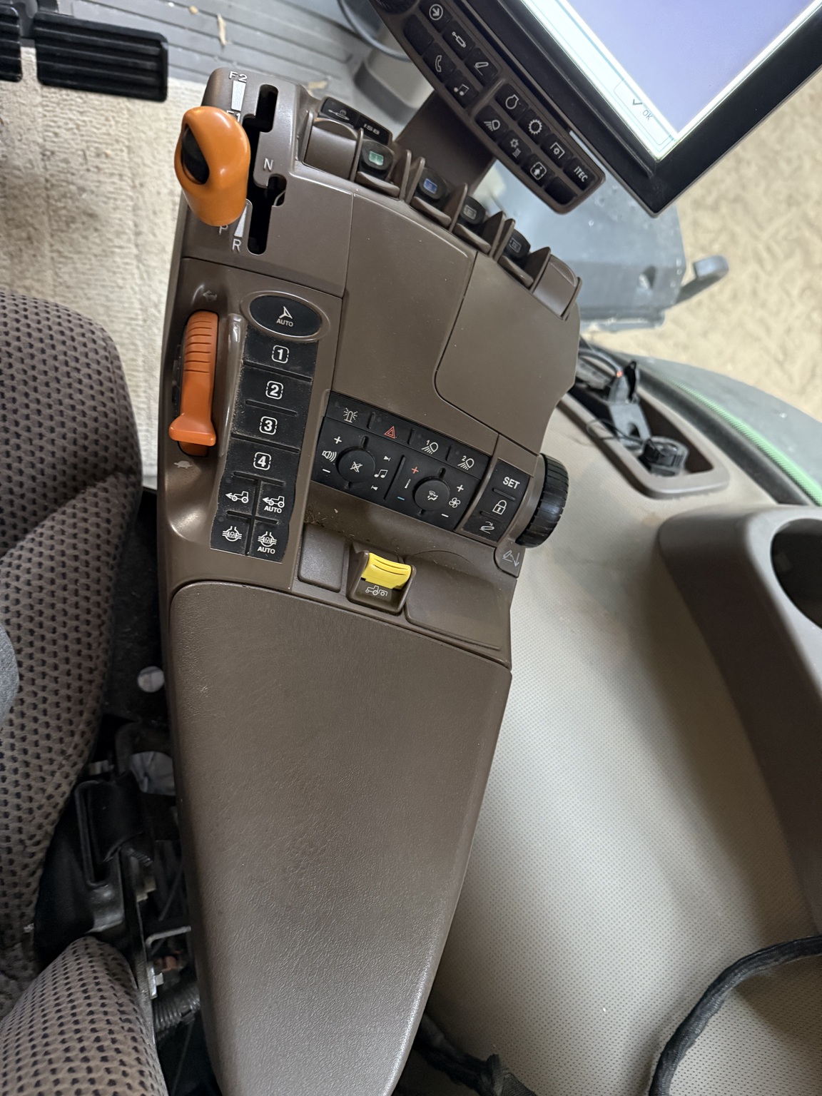 2020 John Deere 8320R Image 37