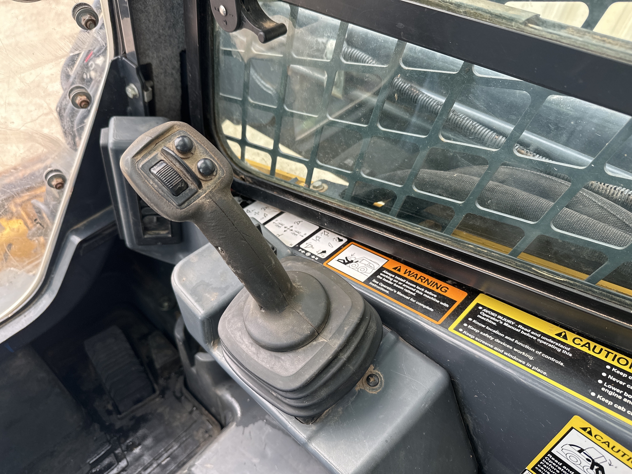2020 John Deere 325G Image 17