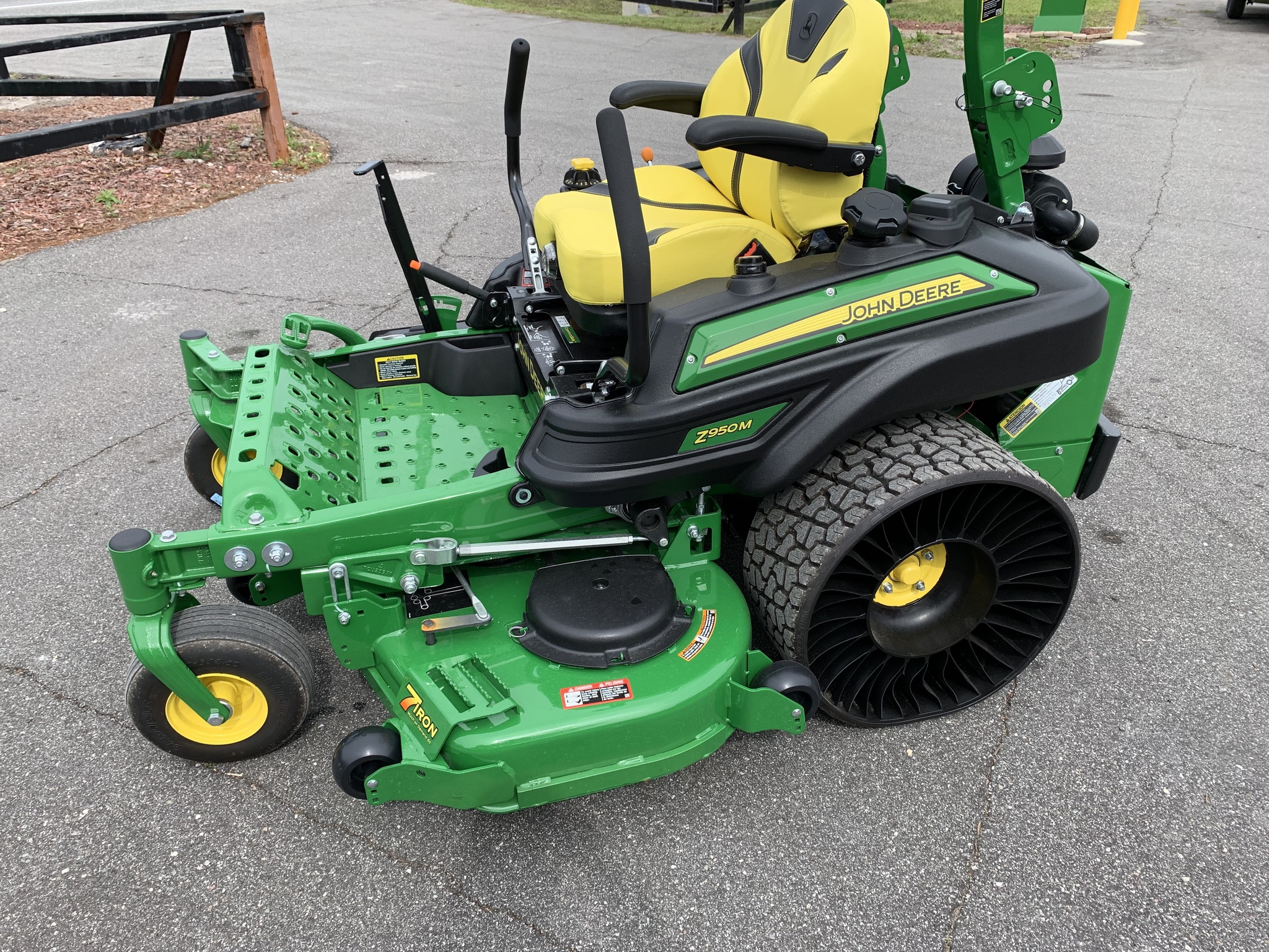 2025 John Deere Z950M Image 3