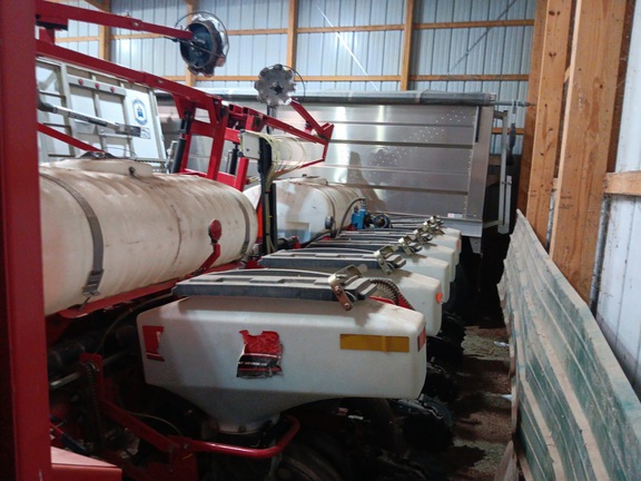 2013 White 8200 - Photo2