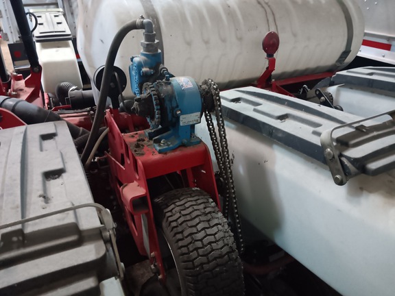 2013 White 8200 - Photo7