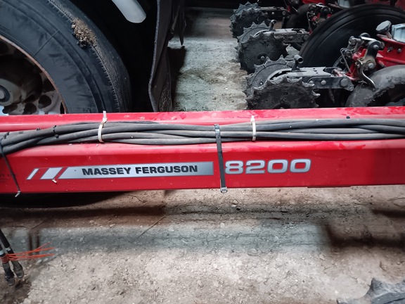 2013 White 8200 - Photo5