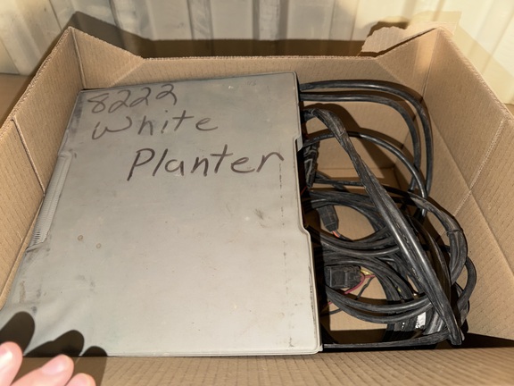 2013 White 8200 - Photo36