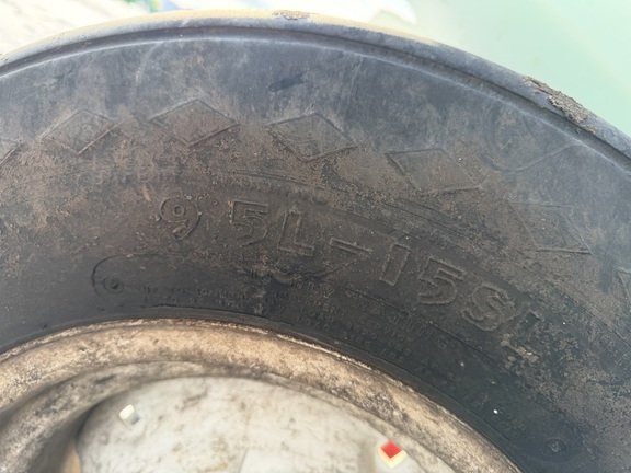 2013 White 8200 - Photo9