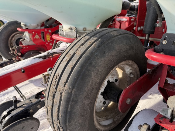 2013 White 8200 - Photo10