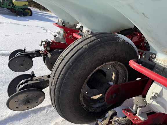 2013 White 8200 - Photo11