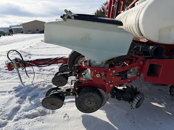 2013 White 8200 - Photo12