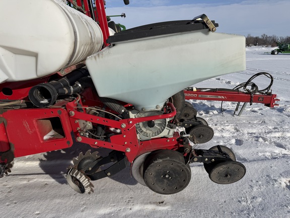 2013 White 8200 - Photo21