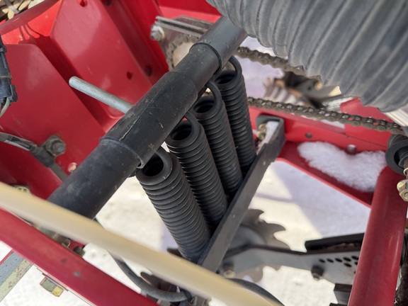 2013 White 8200 - Photo22