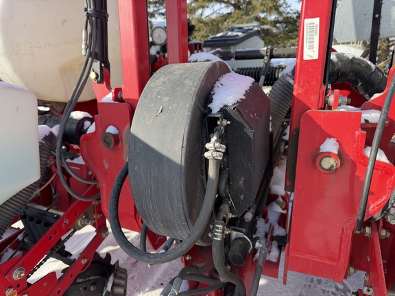 2013 White 8200 - Photo32