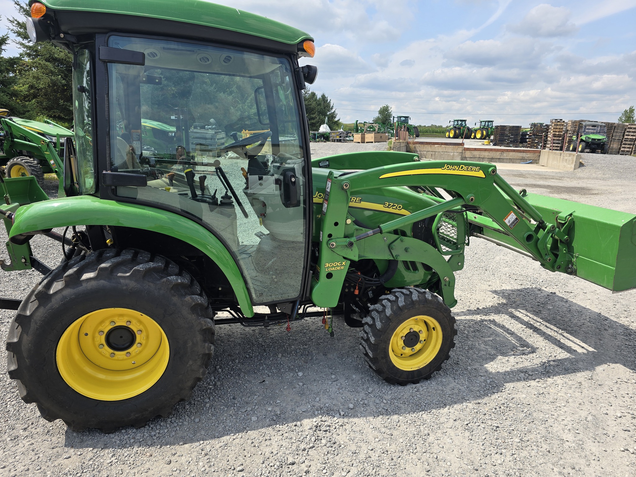 2007 John Deere 3720 Image 1