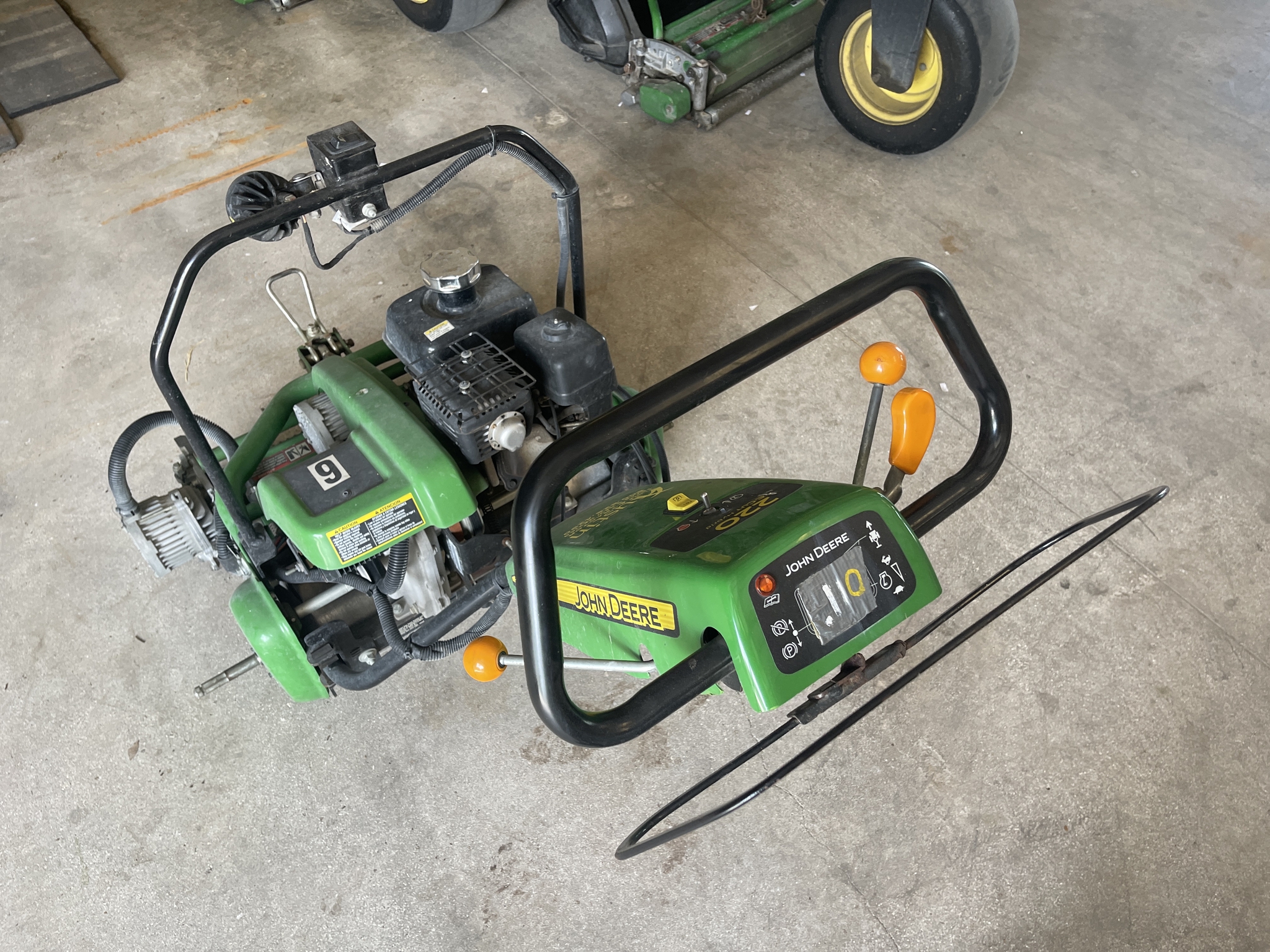 2021 John Deere 220E Image 9