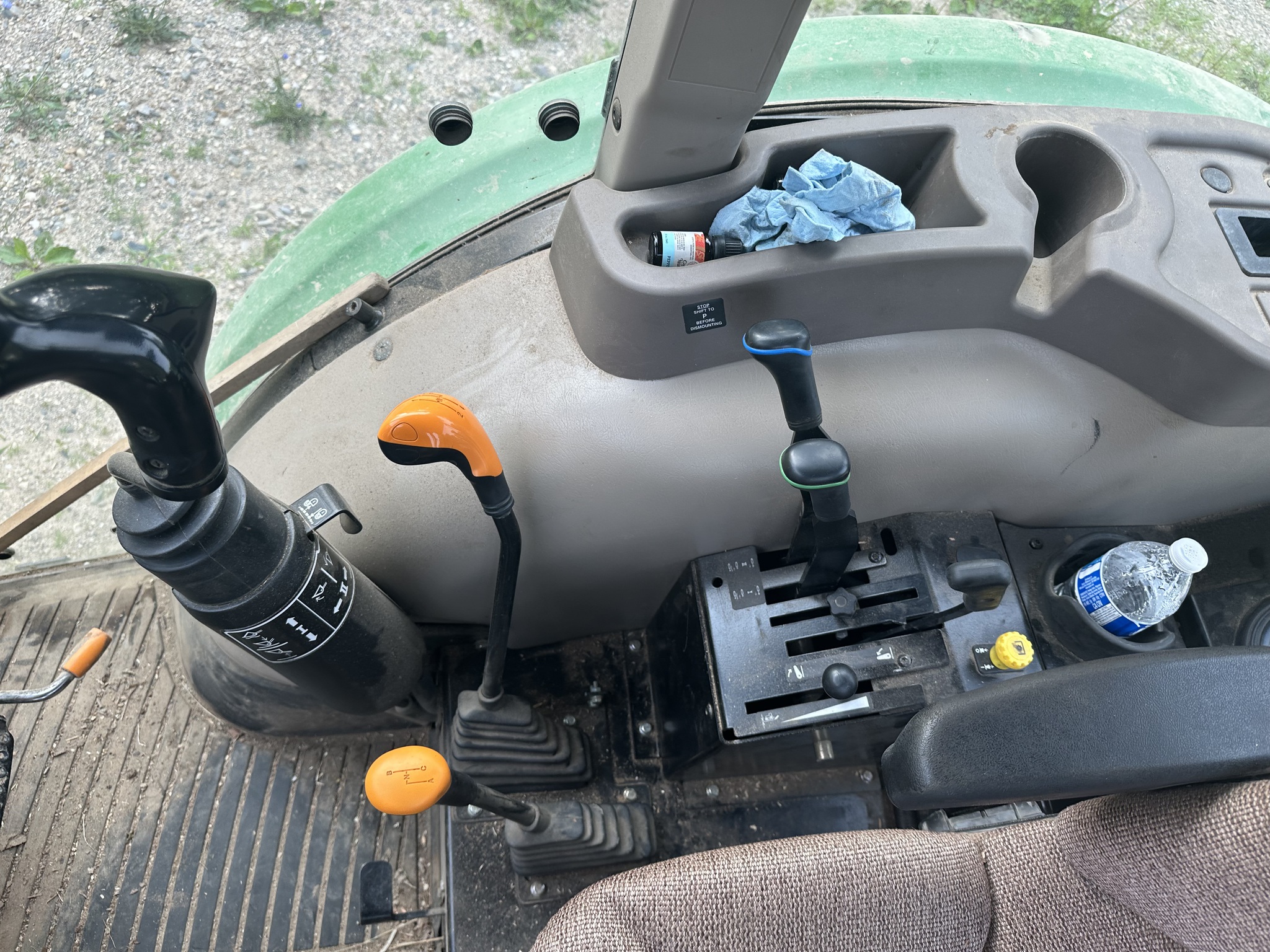 2013 John Deere 5075E Image 8