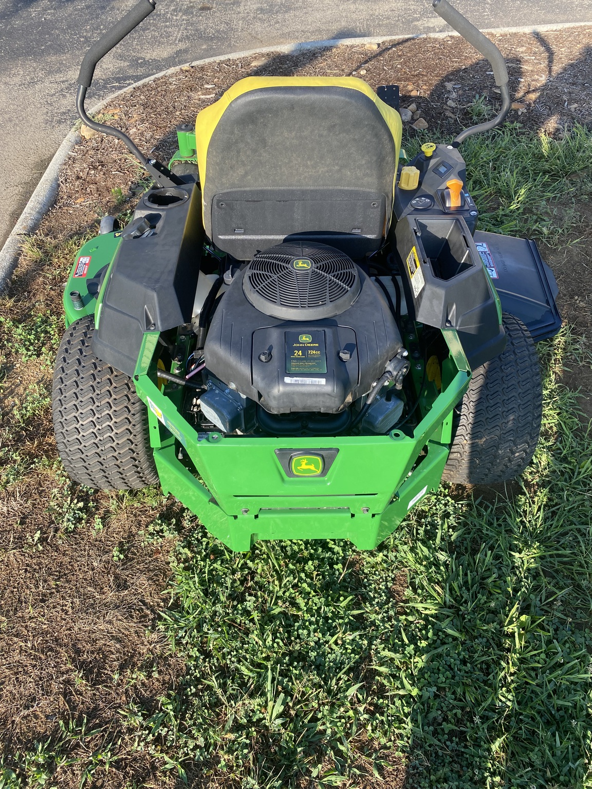 2024 John Deere Z325E Image 2