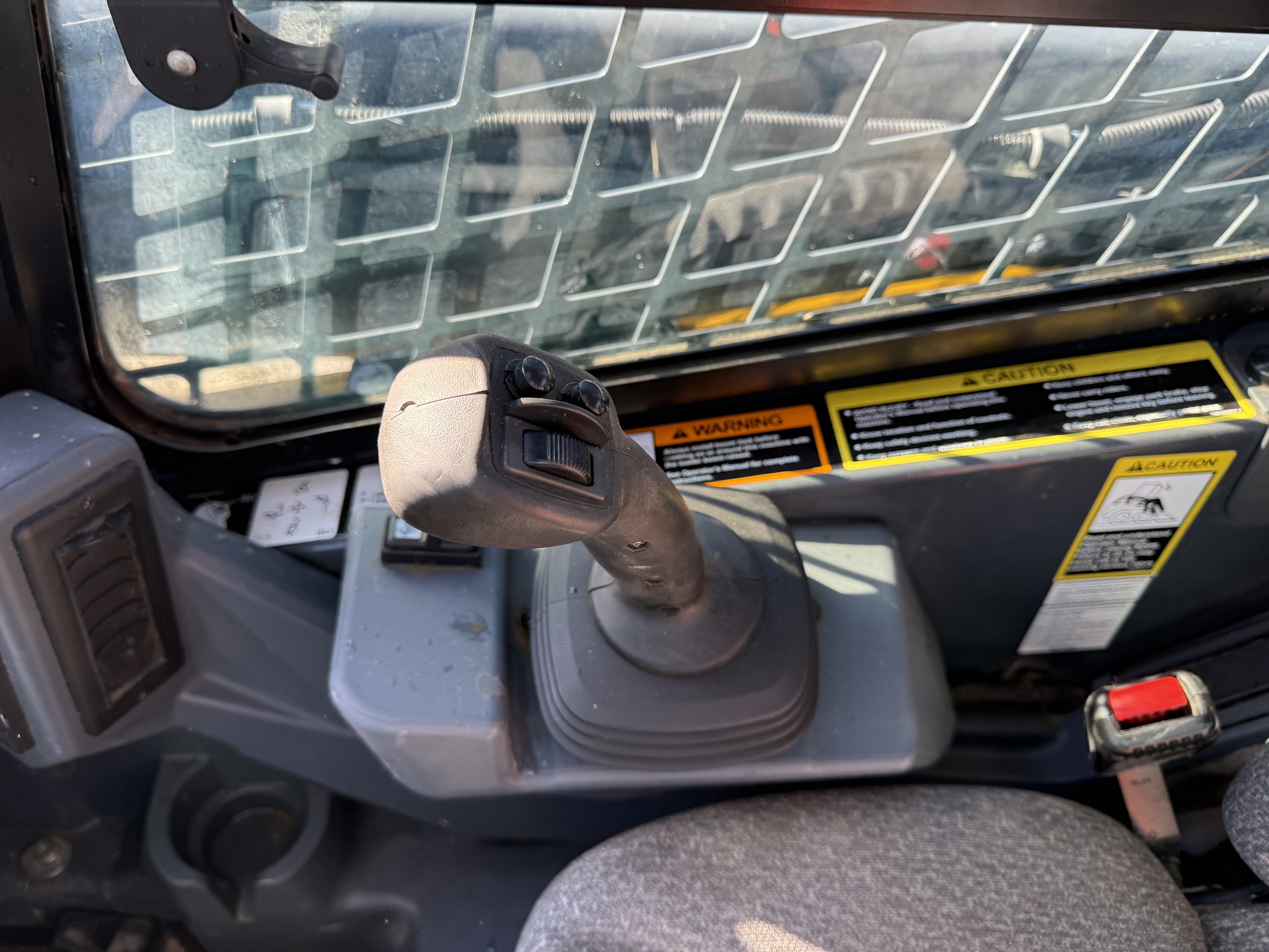 2024 John Deere 325G Image 10