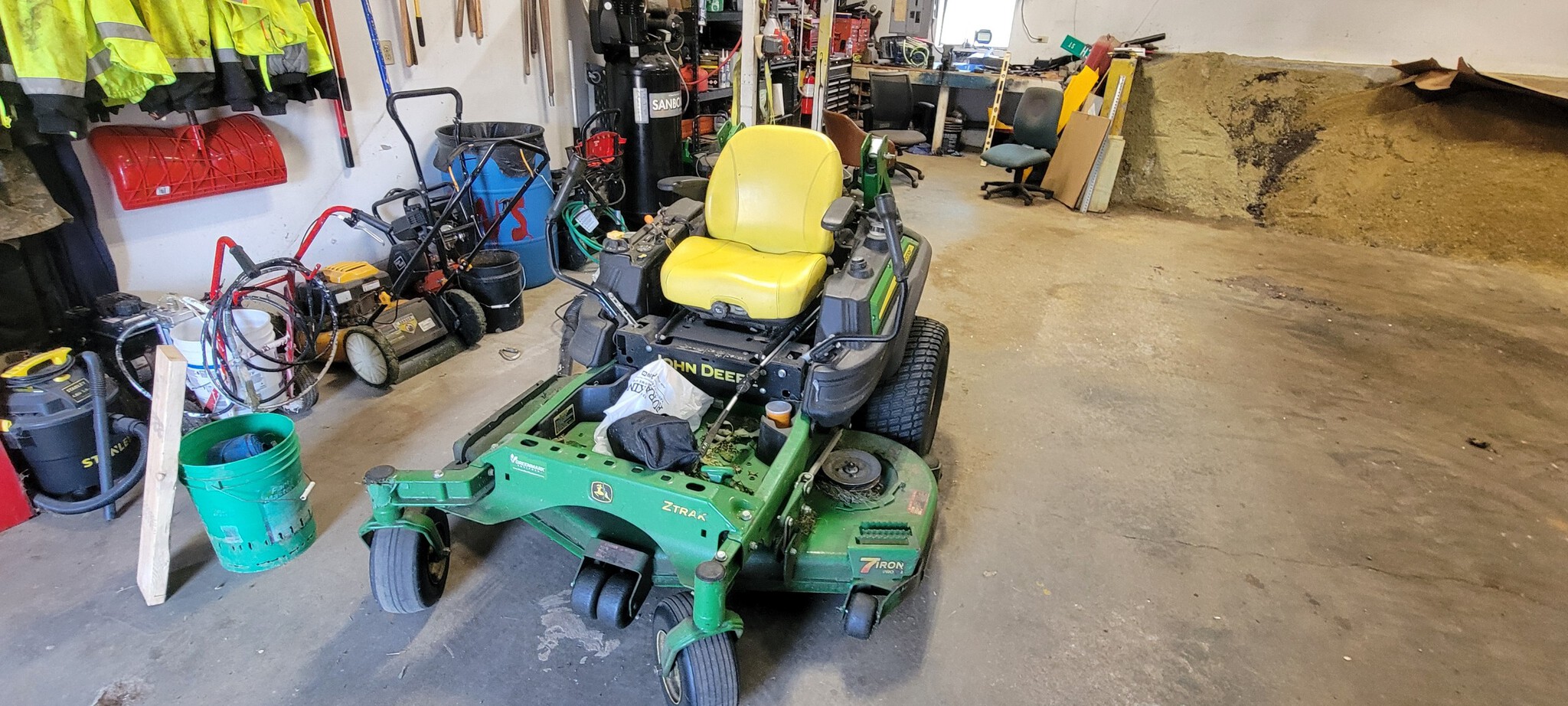 2016 John Deere Z950R Image 1