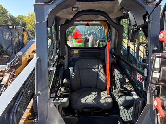 2023 John Deere 333G Photo 5