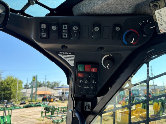 2023 John Deere 333G Photo 8