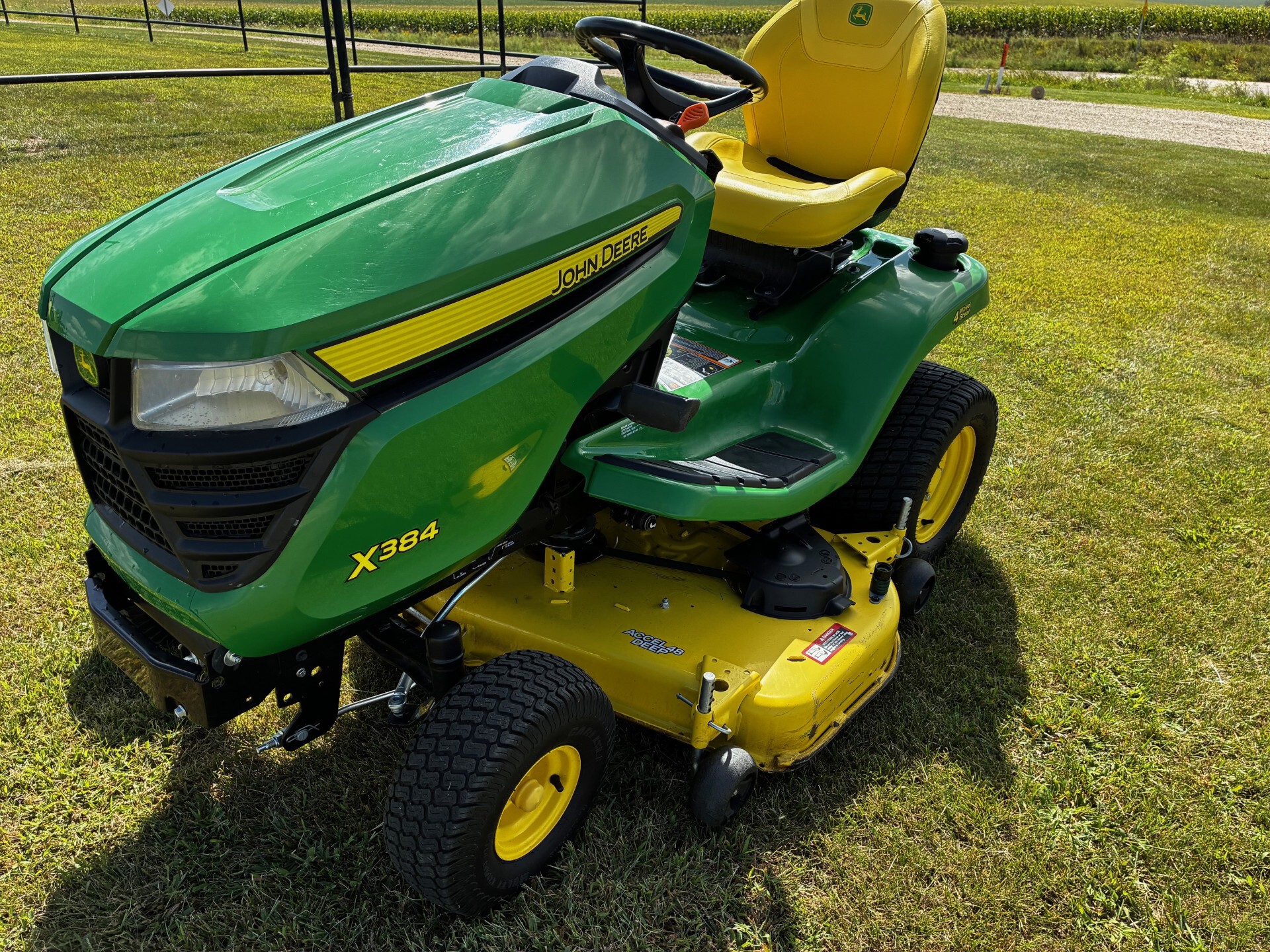 2021 John Deere X384 Image 8