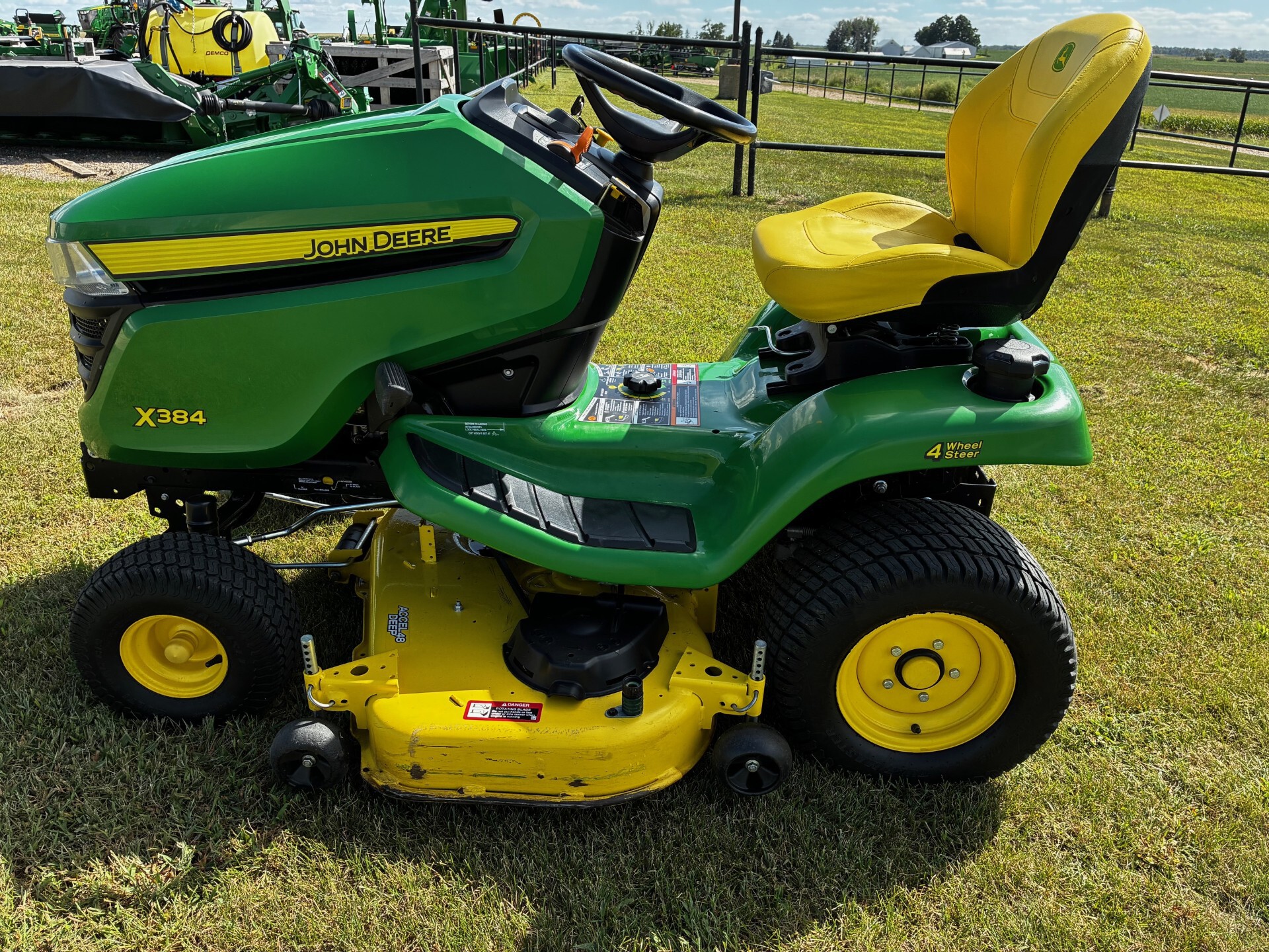 2021 John Deere X384 Image 4