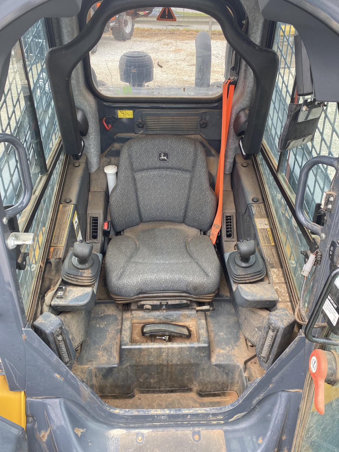 2023 John Deere 325G Image 4