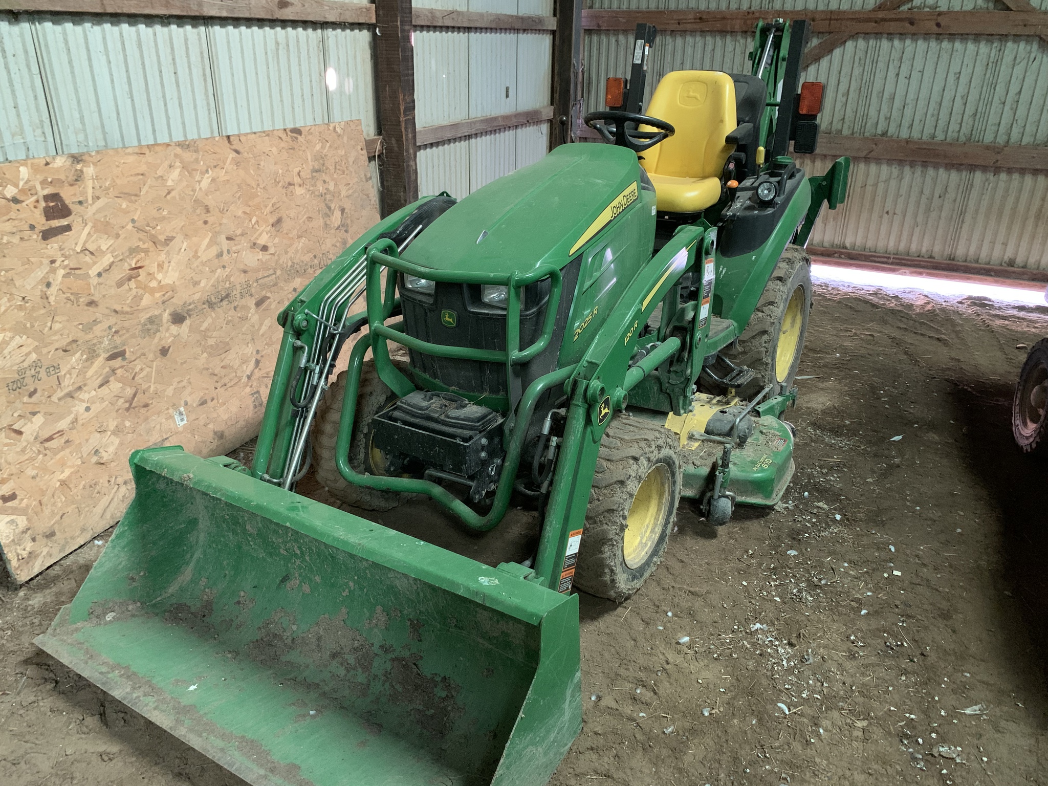 2018 John Deere 2025R Image 14