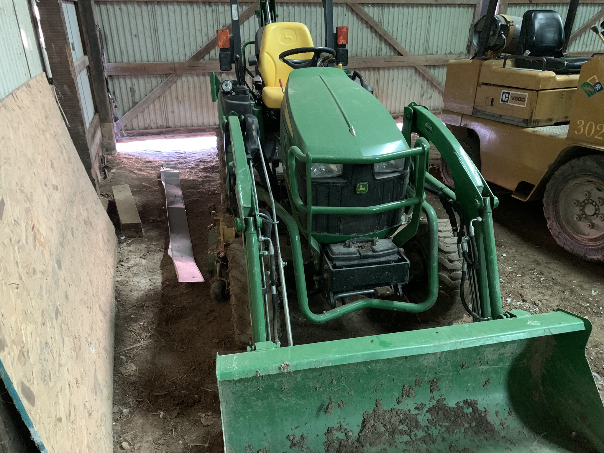 2018 John Deere 2025R Image 12