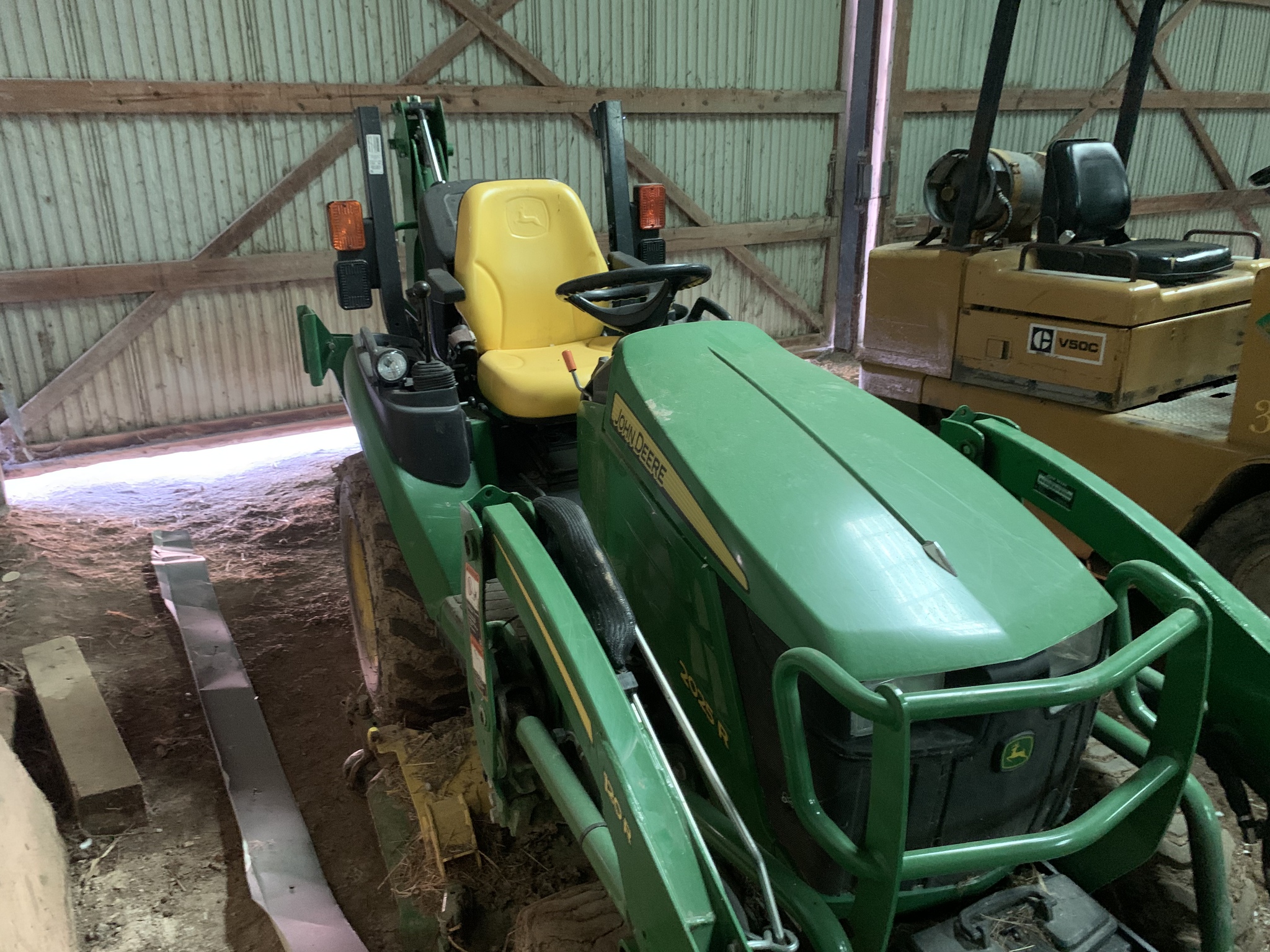 2018 John Deere 2025R Image 8