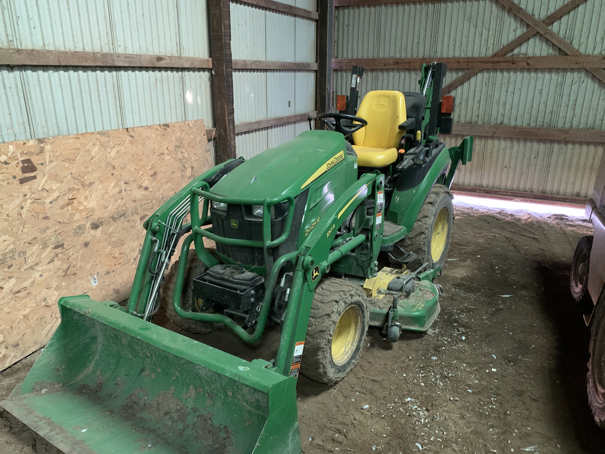 2018 John Deere 2025R Image 10