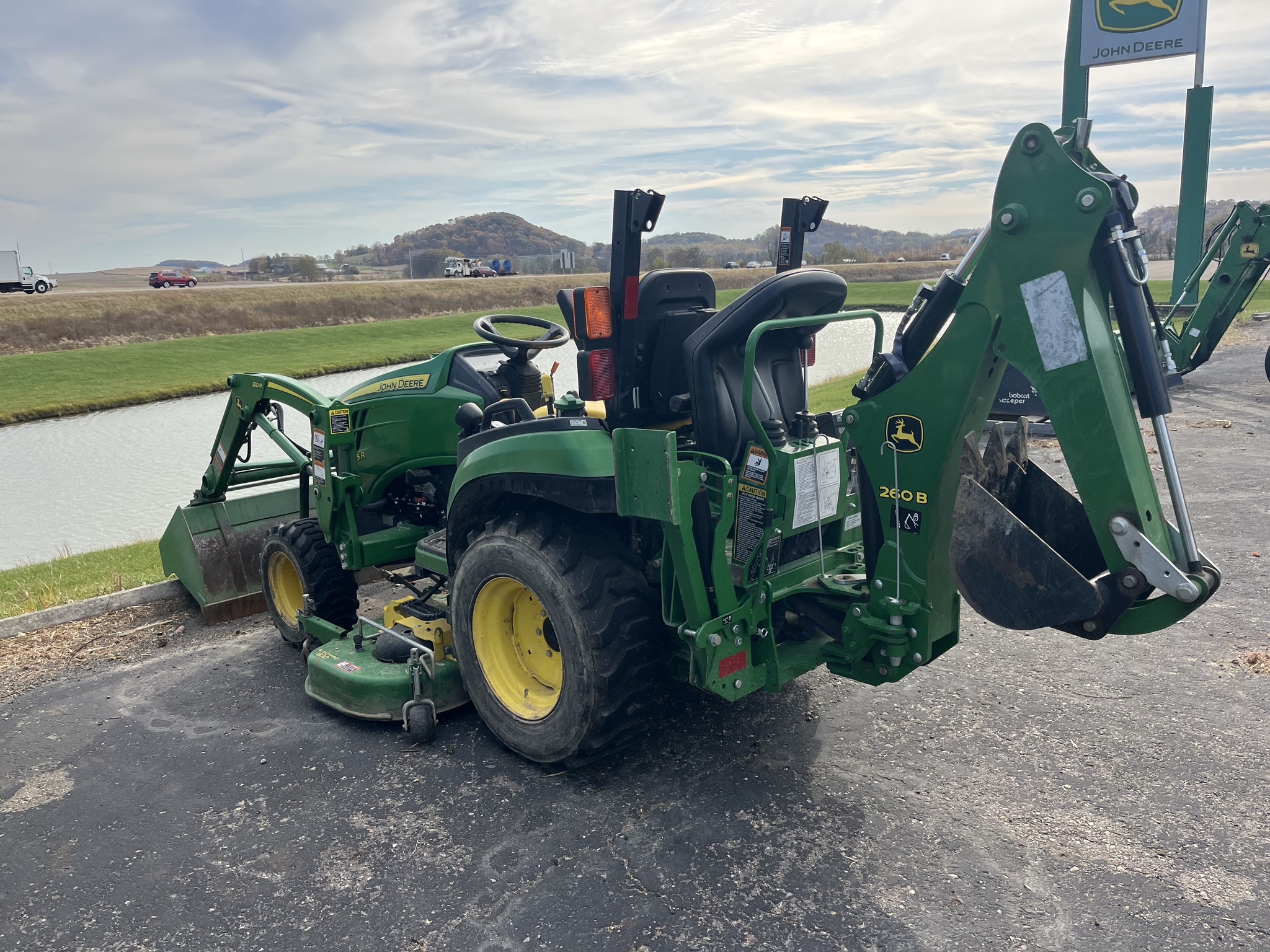 2018 John Deere 2025R Image 2