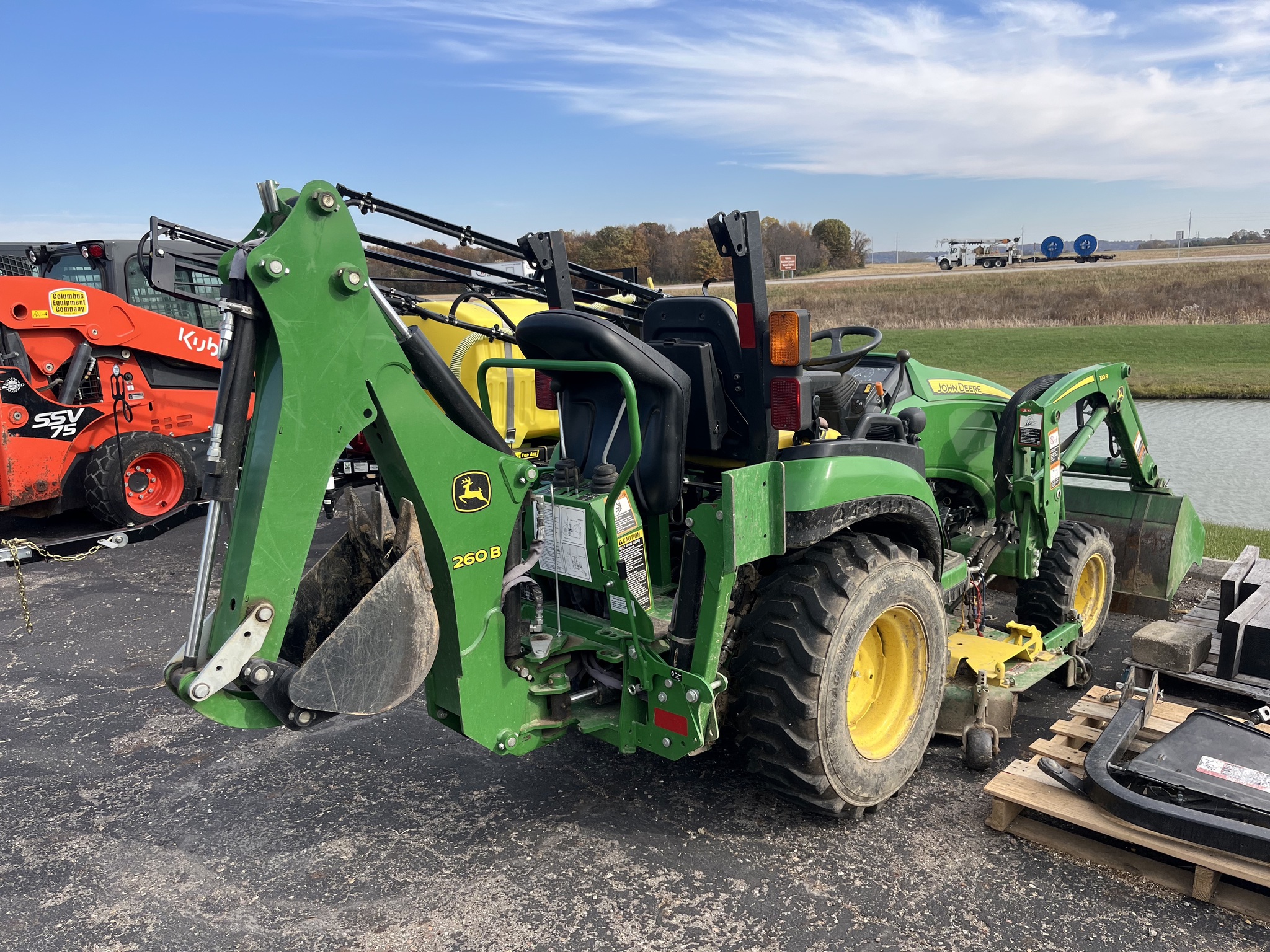 2018 John Deere 2025R Image 3