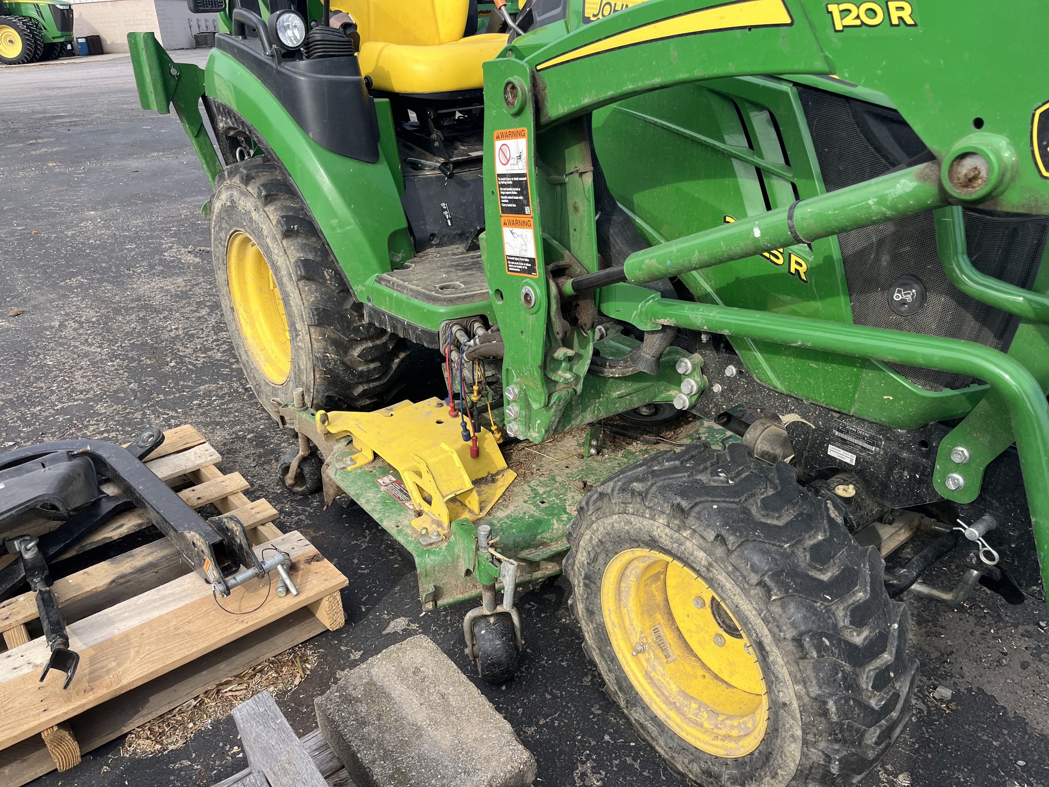 2018 John Deere 2025R Image 4