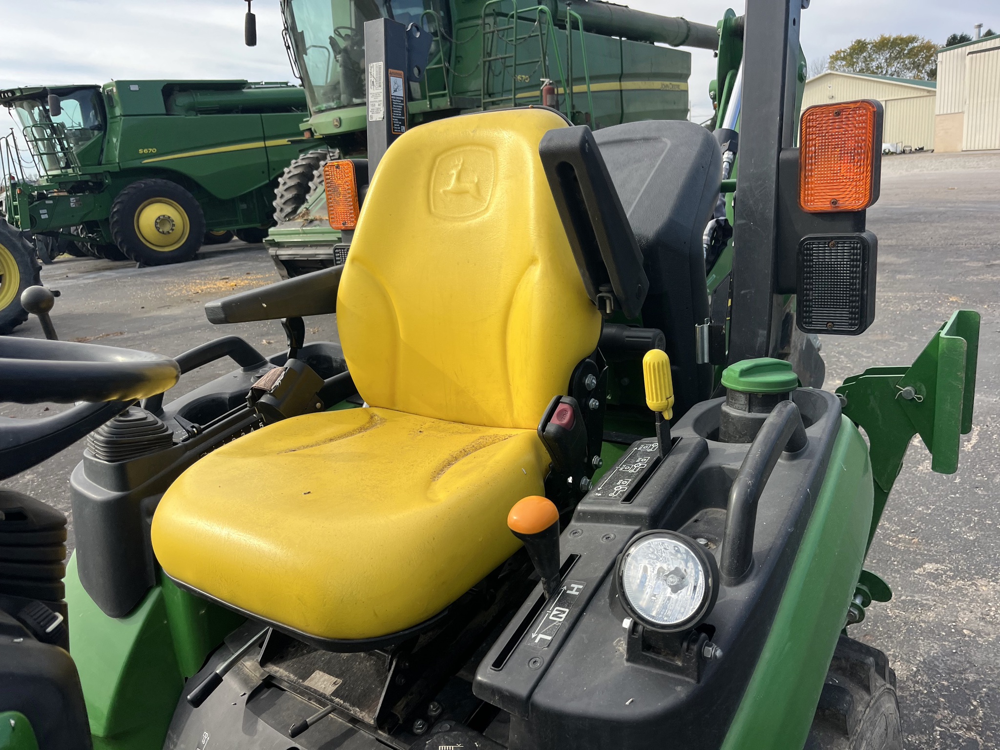 2018 John Deere 2025R Image 7