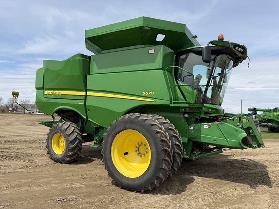  John Deere S670