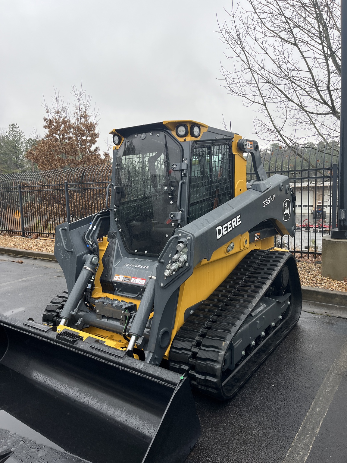 John Deere 335 P Image 1