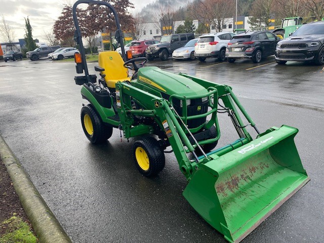 2017 John Deere 1025R Image 2