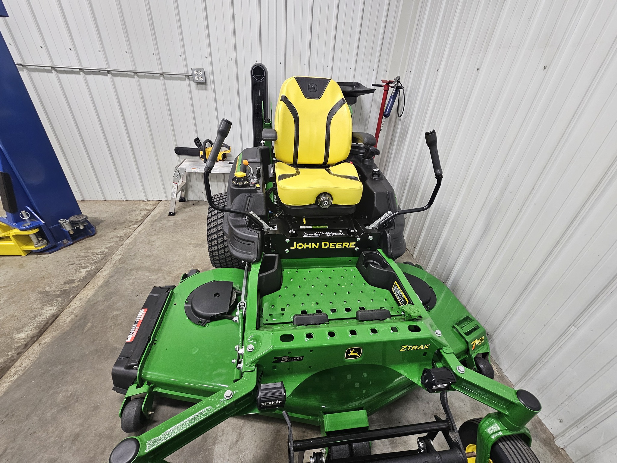  2022 John Deere Z950R at Heritage Tractor in Freeport, IL