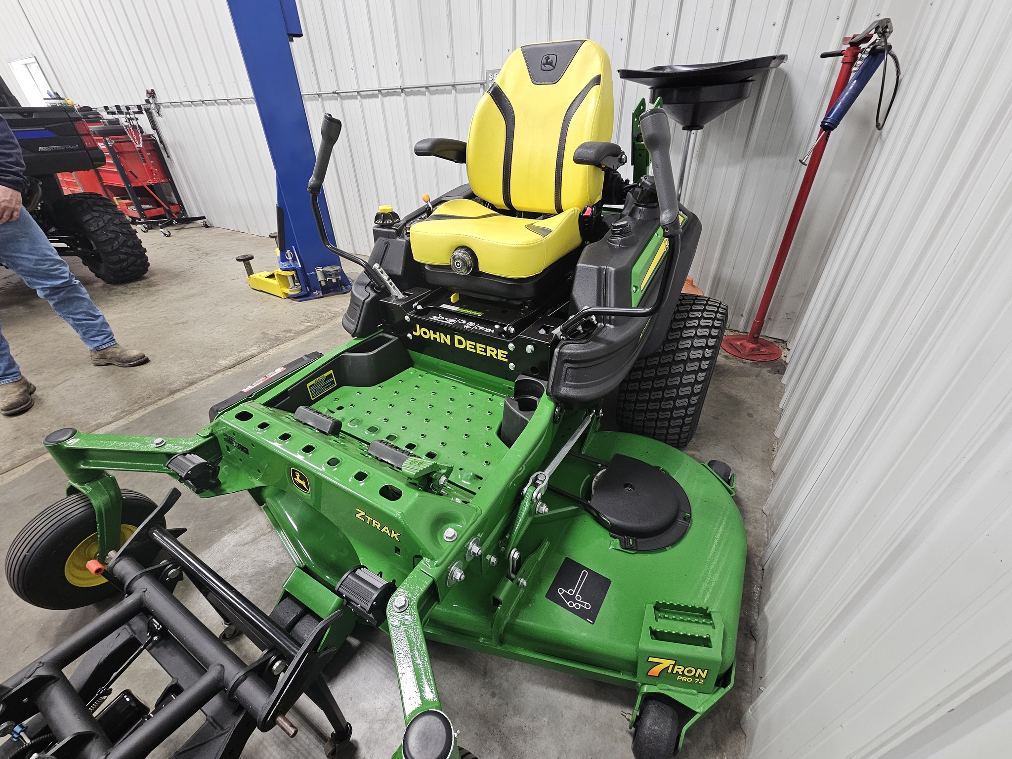  2022 John Deere Z950R at Heritage Tractor in Freeport, IL