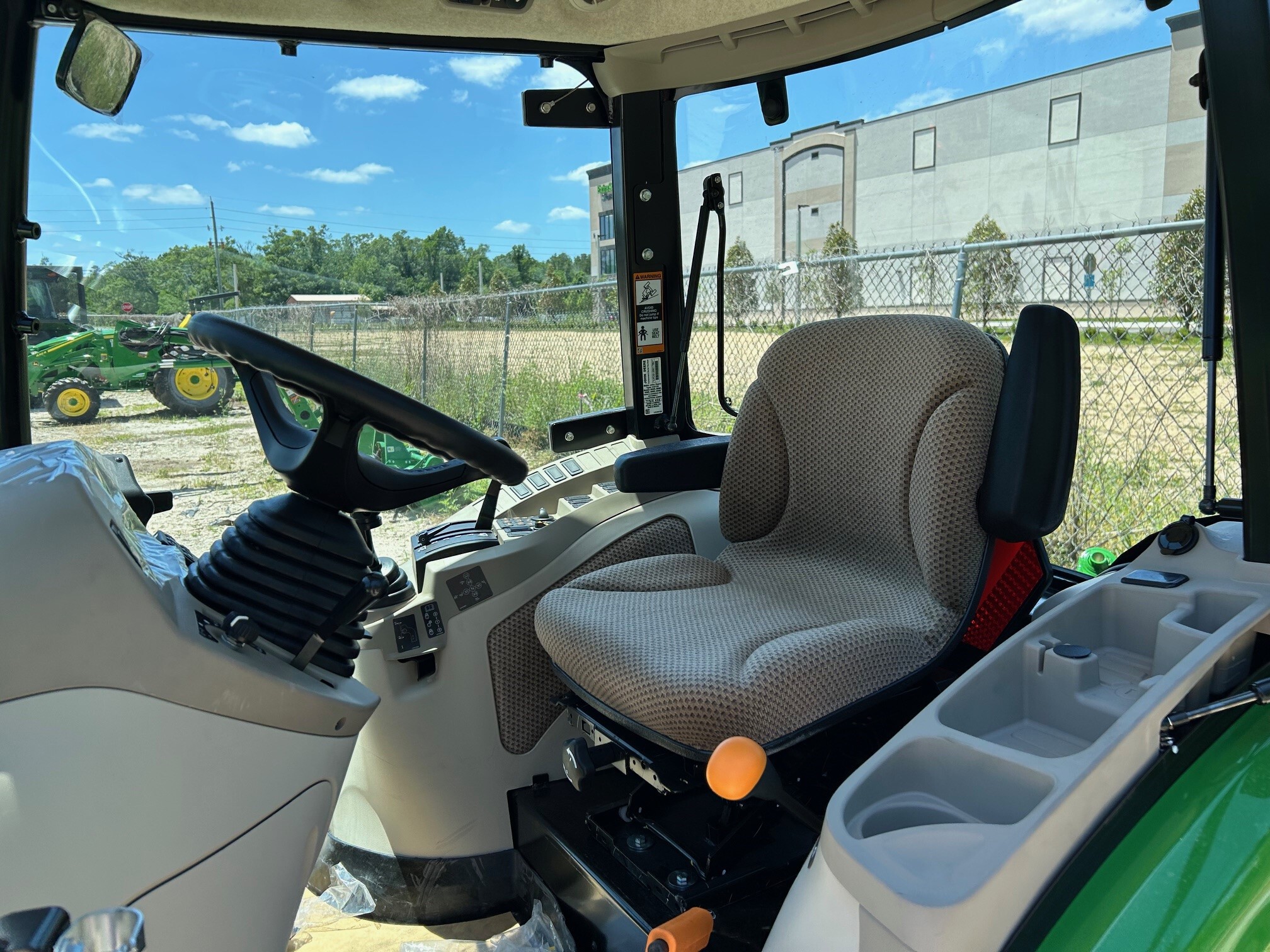 2026 John Deere 3033R Image 8