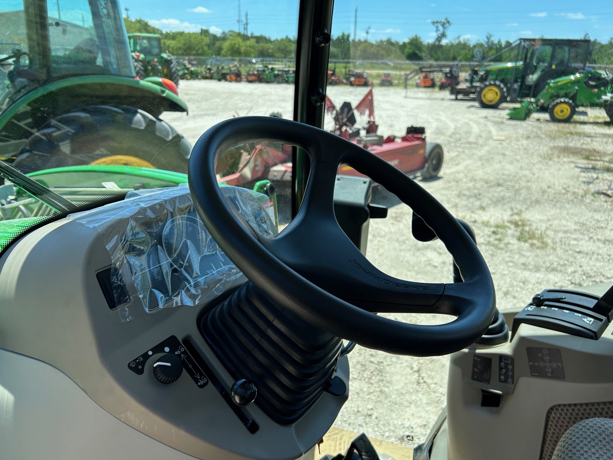 2026 John Deere 3033R Image 9