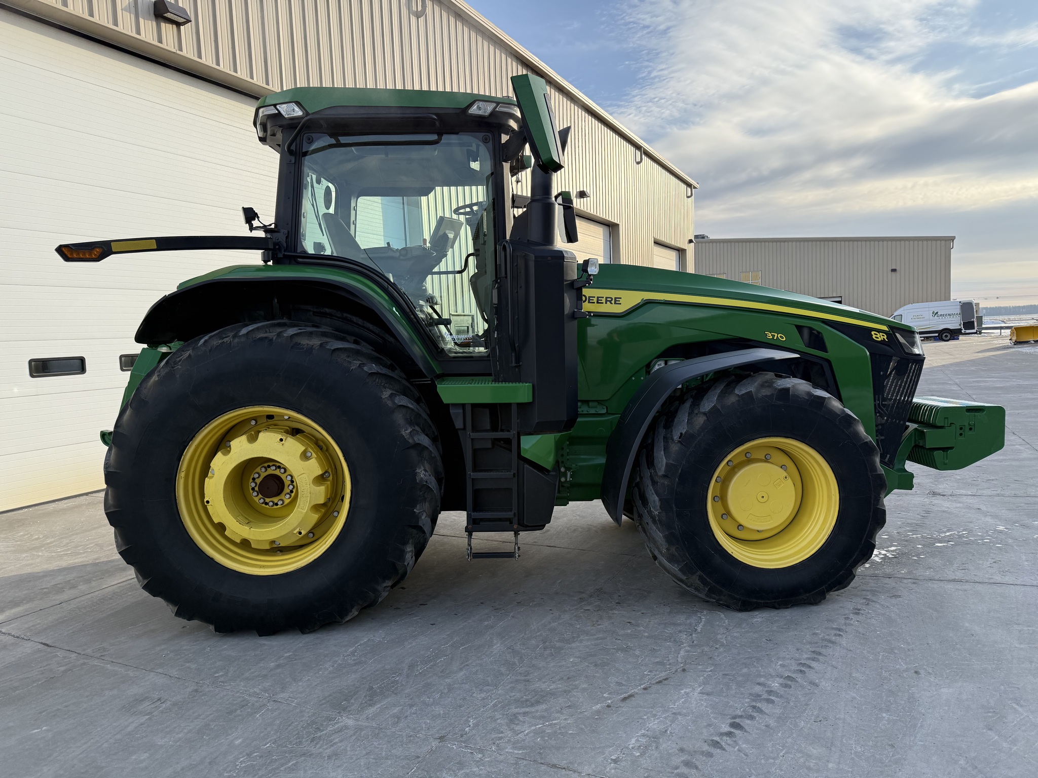 2023 John Deere 8R 370 Image 2