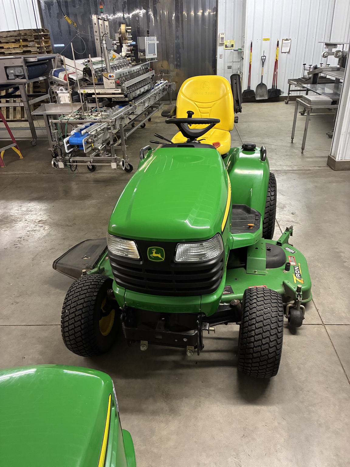 2011 John Deere X720 Image 2