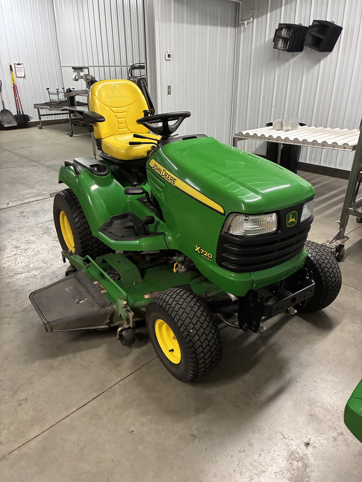 2011 John Deere X720 Image 3