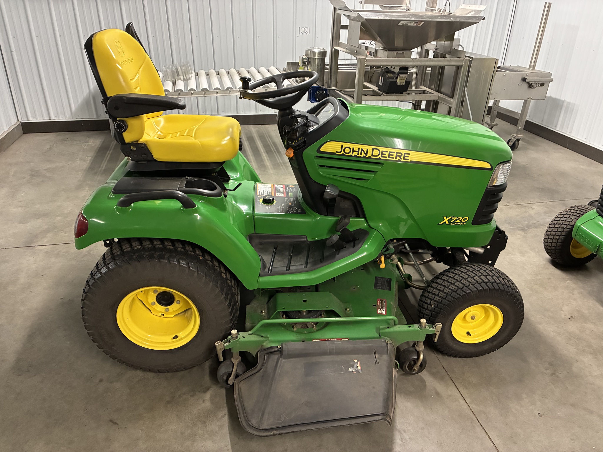 2011 John Deere X720 Image 4