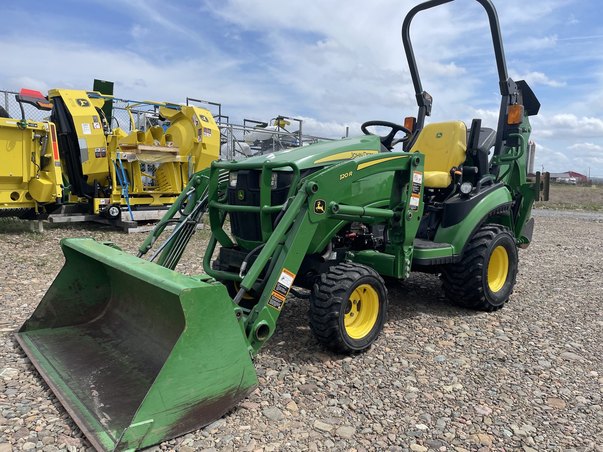 2020 John Deere 1025R Image 1