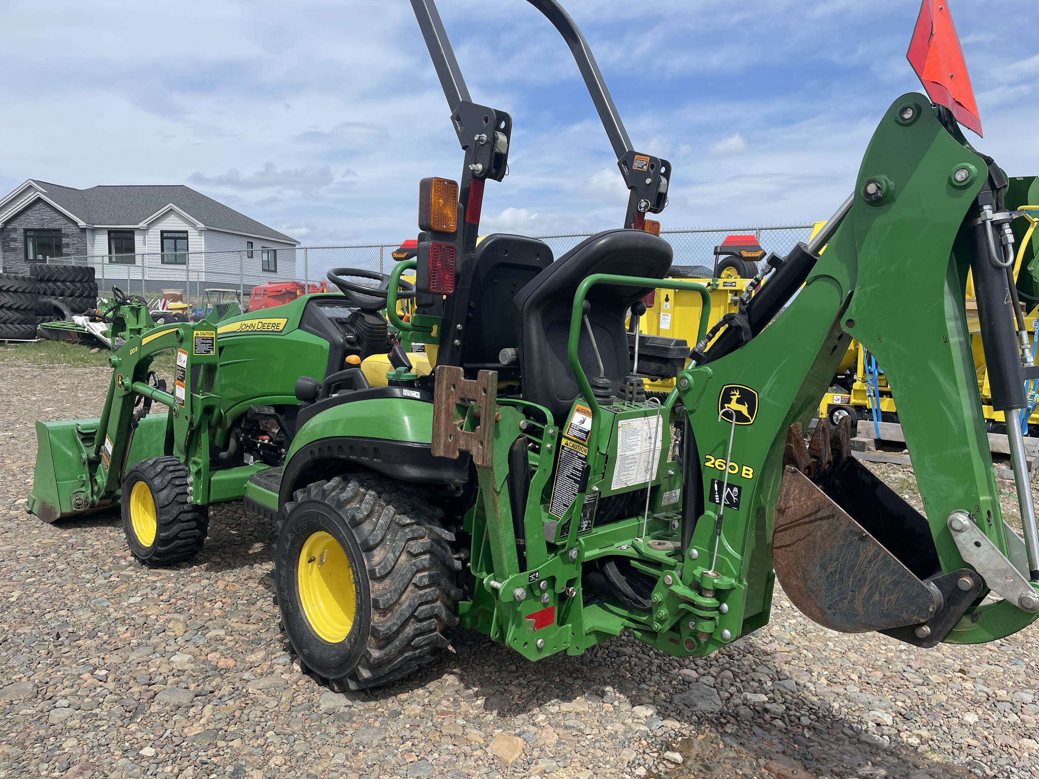 2020 John Deere 1025R Image 2